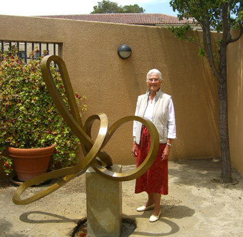 "Caracol" in Stanford - Sculpture by Roger Berry